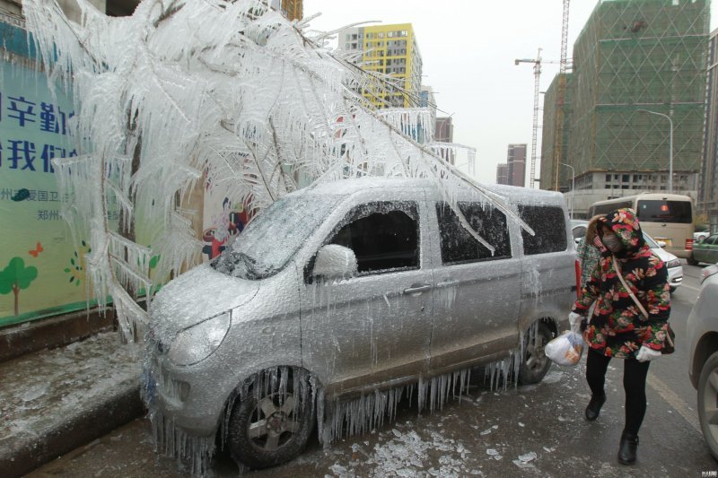 Ледяной дождь в Китае превратил микроавтобус в скульптуру