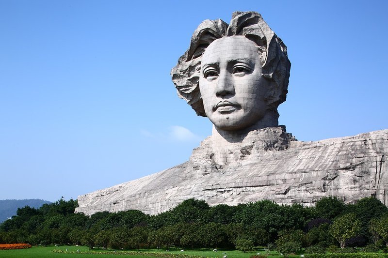 В Китае построили огромную голову Мао к 116 дню рождения вождя