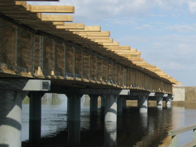 На севере Омской области за 100 миллионов строят мост из досок