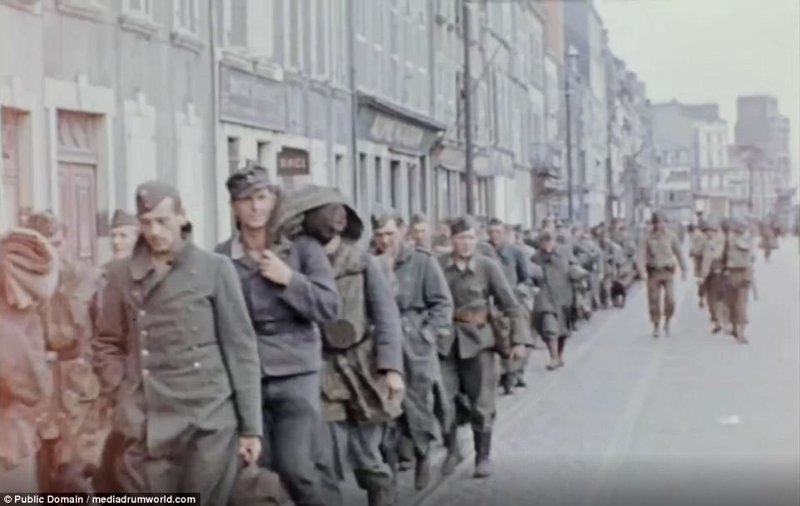 Около 18 000 немецких пленных ведут на пляж в Нормандии, Франция, после успешного захвата Союзниками города Шербур.