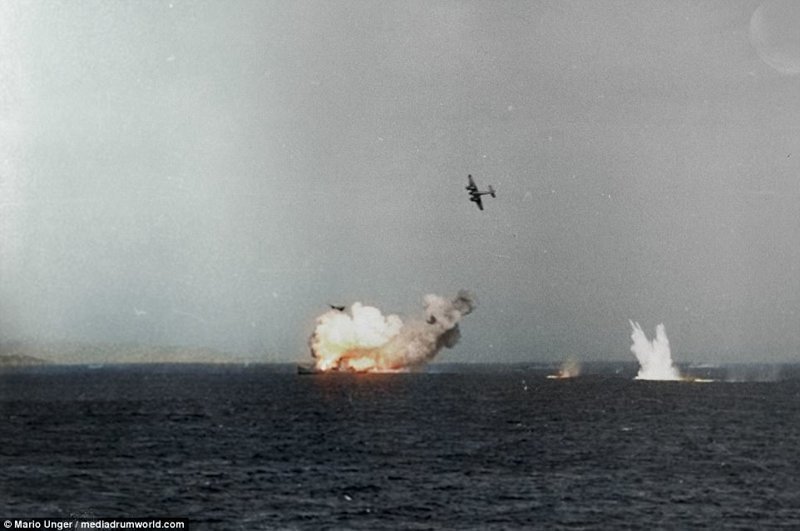 Британский тяжелый истребитель "Бристоль Бофайтер" атакует немецкий корабль в Эгейском море, недалеко от острова Кос, 3 октября 1943 года.