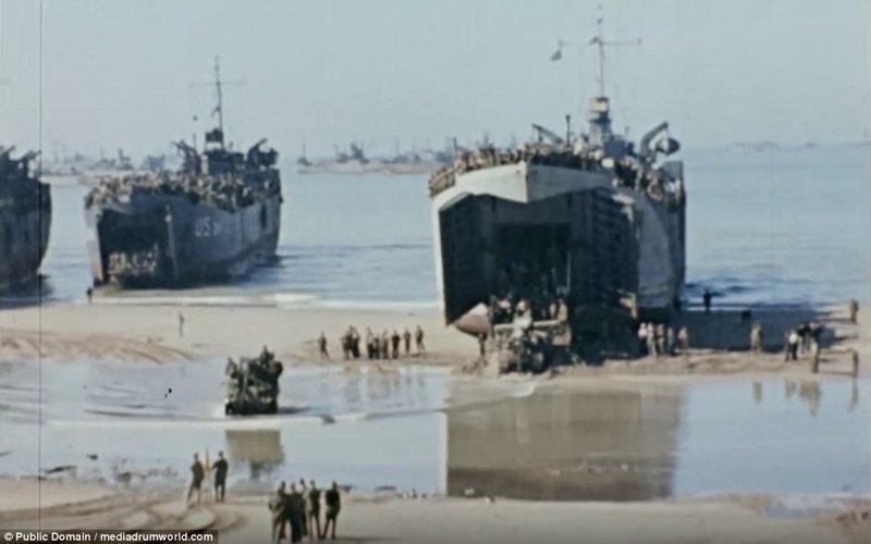 Союзные войска разгружают снаряжение с пляжа "Юта" в Нормандии