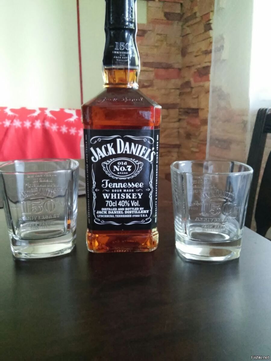 Виски Джек Дэниэлс на столе