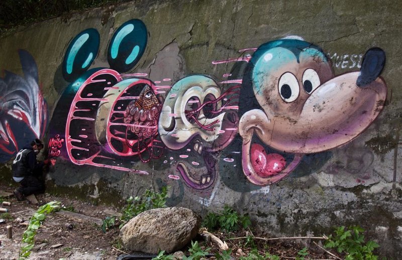 Уличный художник создает жуткие анатомические арты прямо на улице