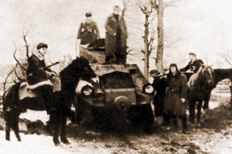 Партизаны С. А. Ковпака рядом с ADZG, который был захвачен у дивизии СС «Викинг»