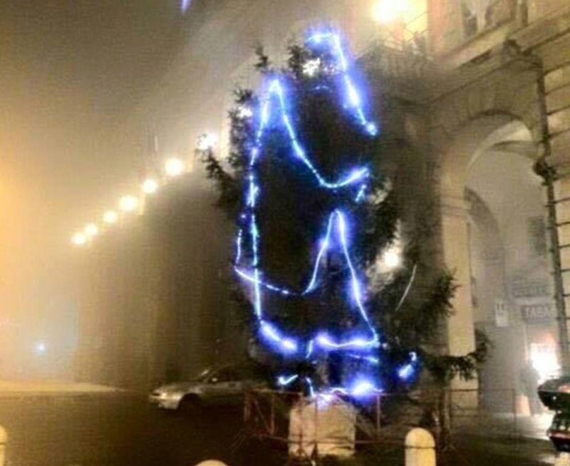 В Италии дождь и туман. Что ж, каков Новый год, такова и елка!