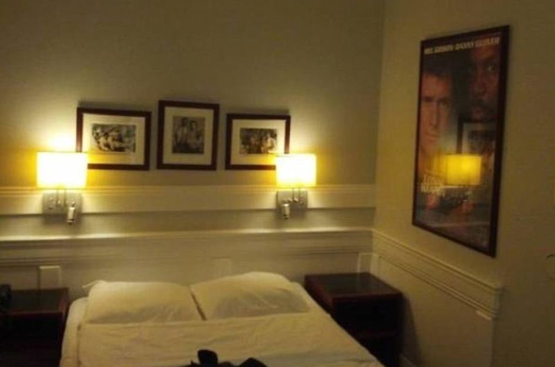 Огромный постер фильма "Смертельное оружие" над кроватью выглядит как-то слишком навязчиво