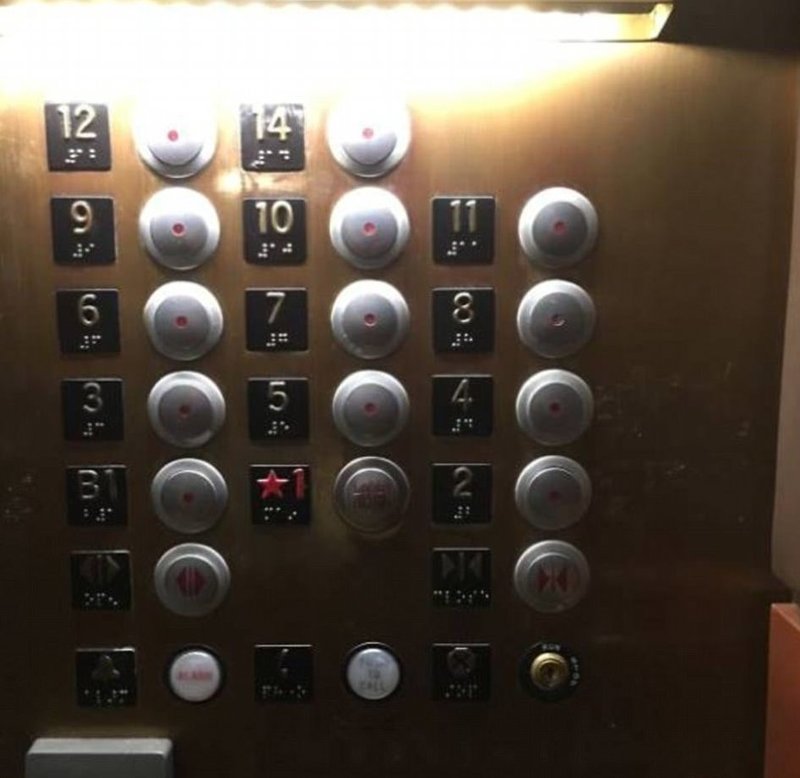 Кнопка 5-го этажа между 3-м и 4-м - это полбеды. А вот то, что на первом расположился военкомат - действительно беда!
