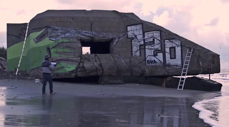 Художник сделал из заброшенного здания на пляже настоящее произведение искусства