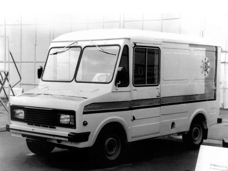 1980 год, ЕрАЗ-3730. Эта машина могла бы стать самой успешной коммерческой моделью СССР и идти на экспорт — конструкторы действительно постарались. Но коммерческий транспорт одобрялся и финансировался по остаточному принципу, и о конвейере речи не шл