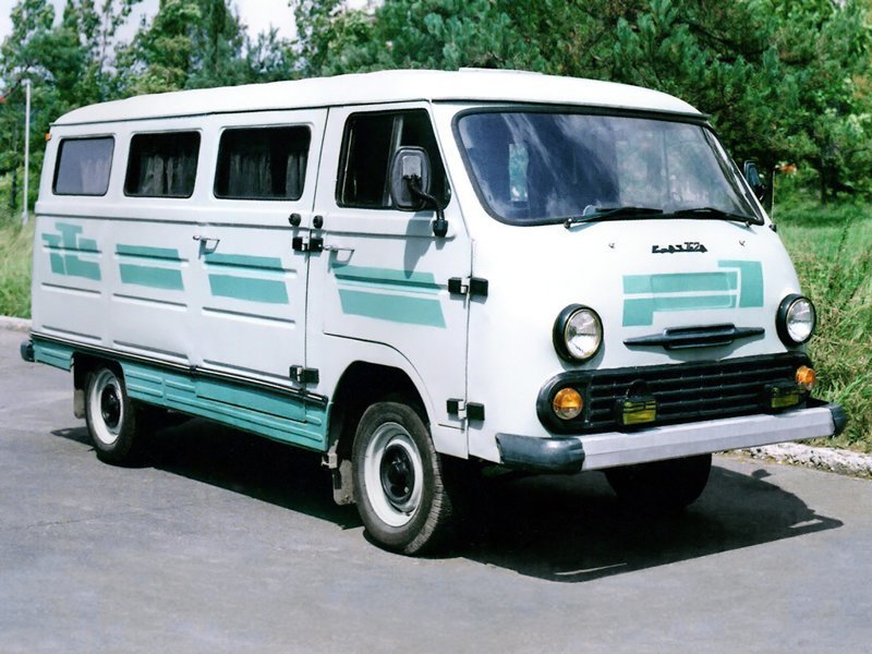 1988 год, ЕрАЗ-762ВГП. Появившийся в конце 80-х пассажирский автобус на базе фургона. Также хорошо виден «фейслифтинг» (на снимке модификация середины 90-х).