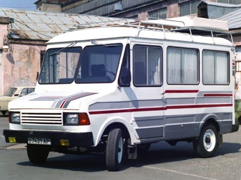 1988 год, ЕрАЗ-37307 «Автодача». Вот в таком виде машина всё-таки попала на конвейер — устарев почти на 20 лет, угодив в самое жерло перестройки. Существовало более 20 модификаций машины. Данная модификация была по сути советским «караваном» для даль