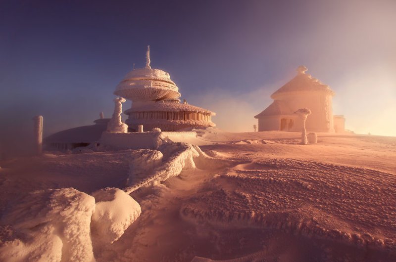 Давайте полюбуемся зимними снимками, сделанными в польских горах. «Меня зовут Кароль Ниенартович (Karol Nienartowicz), я – горный фотограф», рассказывает автор. «Уже много лет я брожу по горным тропам в поисках идеальных зимних пейзажей. Предлагаю ва