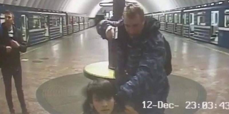 Пьяный сотрудник метро полчаса грозил застрелить поставленного на колени пассажира