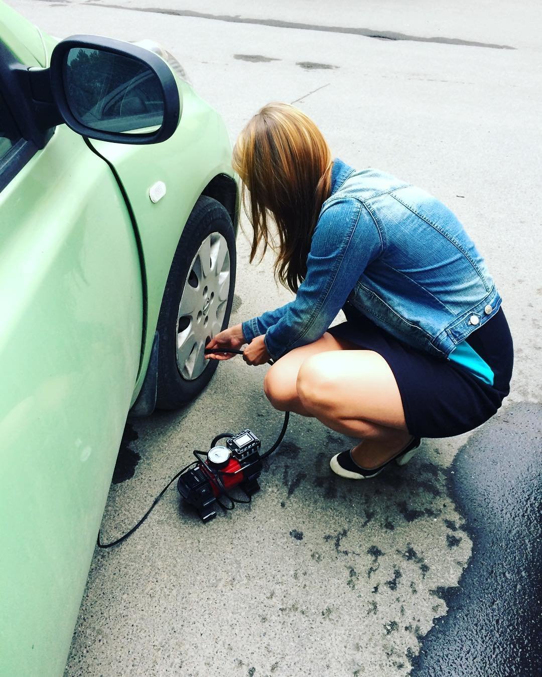 Починил девушке машину а она. Женщина чинит автомобиль. Девушка ремонтирует авто. Девушка чинит машину. Девушка под машиной ремонтирует.