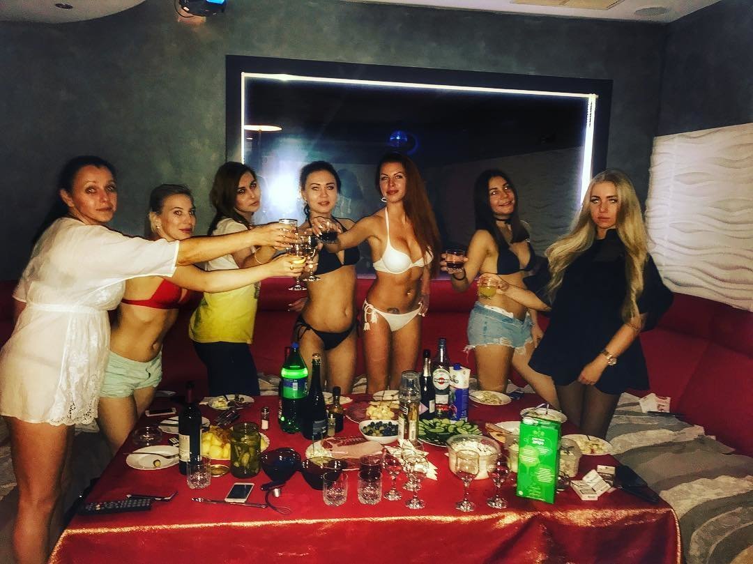 Веселые девушки на развратной вечеринке