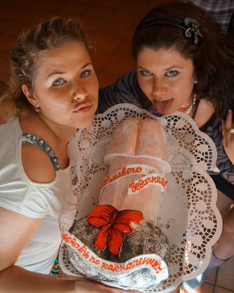 А тортики на девичниках - отдельная тема! Может подруги думают, что невеста замужем забудет как выглядит мужское хозяйство?