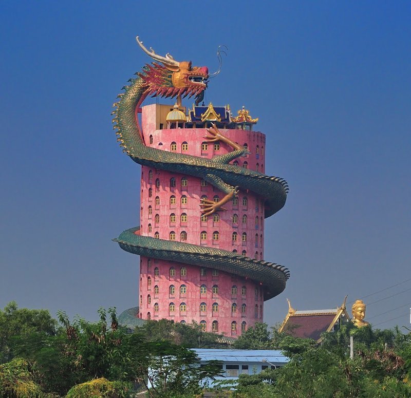 Розовый буддийский храм и зеленый дракон
