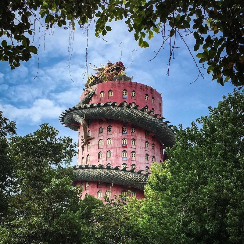 Розовый буддийский храм и зеленый дракон