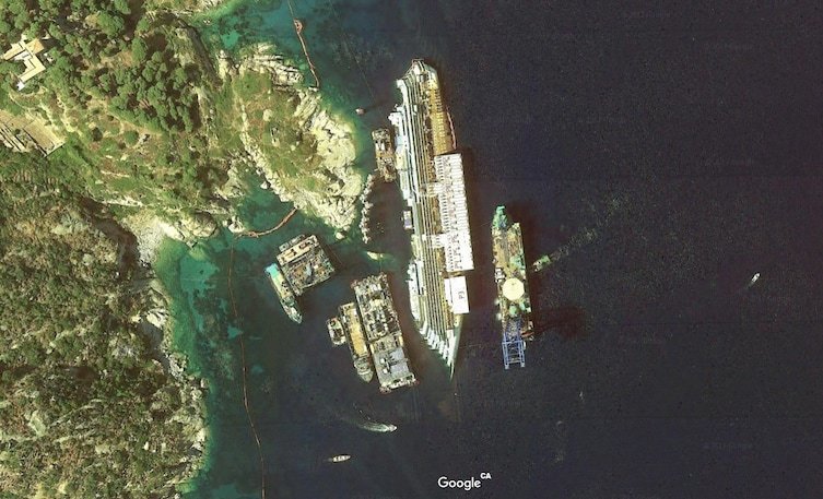 Крушение лайнера "Коста Конкордия" и спасательные суда, пытающиеся спасти тех, кто выжил