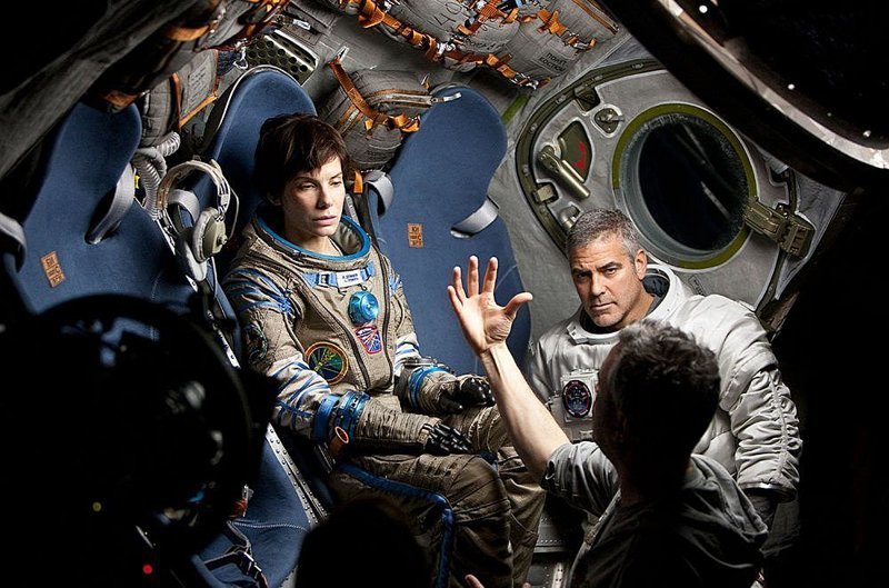 Сандра Буллок, Джордж Клуни и Альфонсо Куарон на съемках фильма «Гравитация», 2013 год