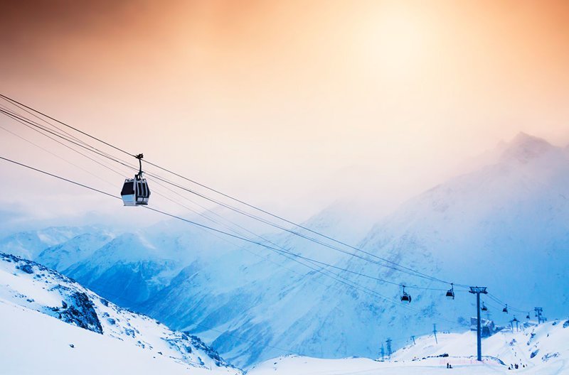 Лыжный склон и канатная дорога на горнолыжном курорте, Эльбрус, Кавказ