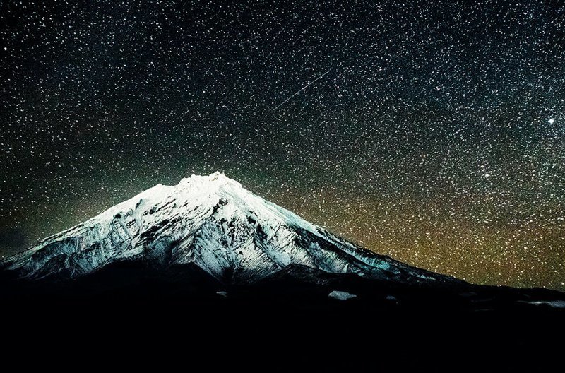 Авачинский и Корякский вулканы ночью под звездами, Камчатка