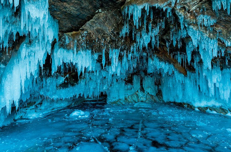 Ледяные сталактиты в пещере на острове Ольхон, Байкал