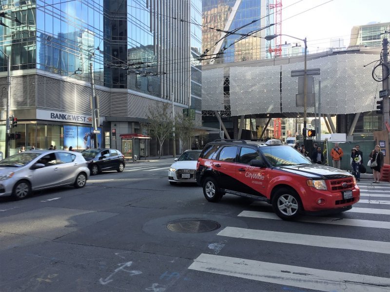Сан-Франциско в час пик. Среди городских такси в драматичных красно-черных тонах нередко попадаются кроссоверы Ford Escape. Впрочем, а Нью-Йорке таксуют даже на Toyota Highlander…
