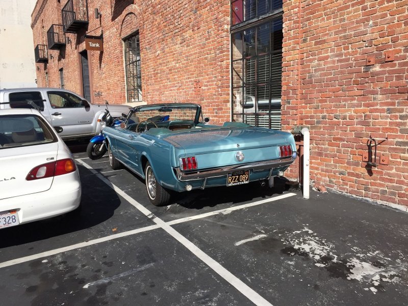 Классический Mustang c откидным верхом в состоянии 'муха ни-ни' смело припаркован с убранной крышей. Хозяину нечего беспокоиться — ведь на руле висит противоугонная кочерга