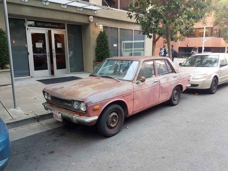 Datsun Bluebird, появившийся на свете на рубеже 70-х, по-прежнему не знает, что такое перекраска. Оригинальный колер еще проглядывает