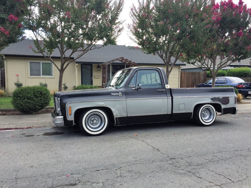 Топовое исполнение полутонного пикапа Chevrolet во второй половине 70-х называлось Silverado, а предтопом был как раз вот такой милый Cheyenne