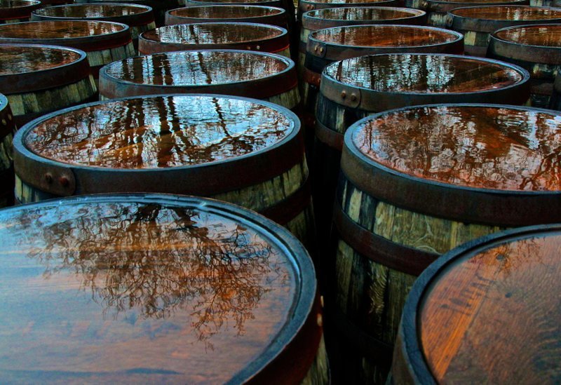 Отражения на бочках с виски «Лафройг». Автор фото: Малкольм Робертсон