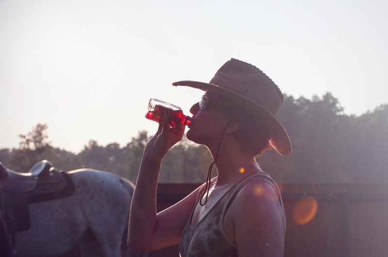 Drinking dance. Глоток виски фото. Виски Фредди.