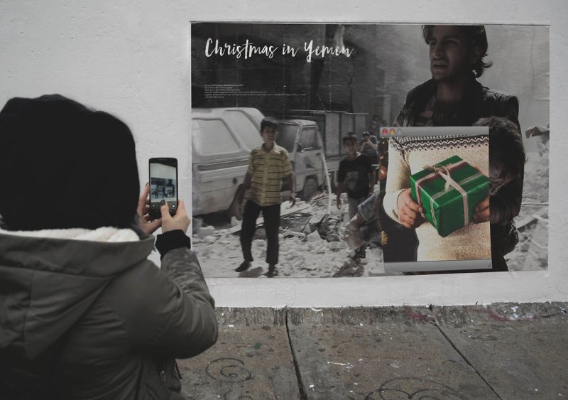 Рождество в Йемене: плакаты о душераздирающем контрасте войны и мира