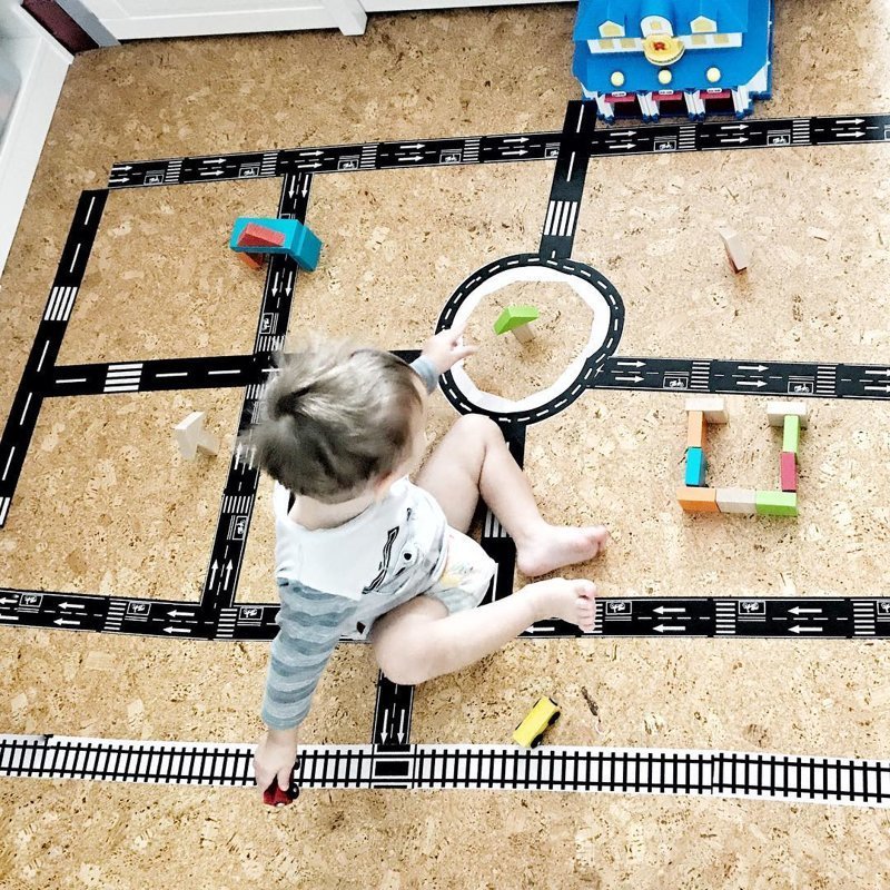 С помощью скотча можно за полчаса на полу детской изобразить магистраль или городскую дорожную сеть