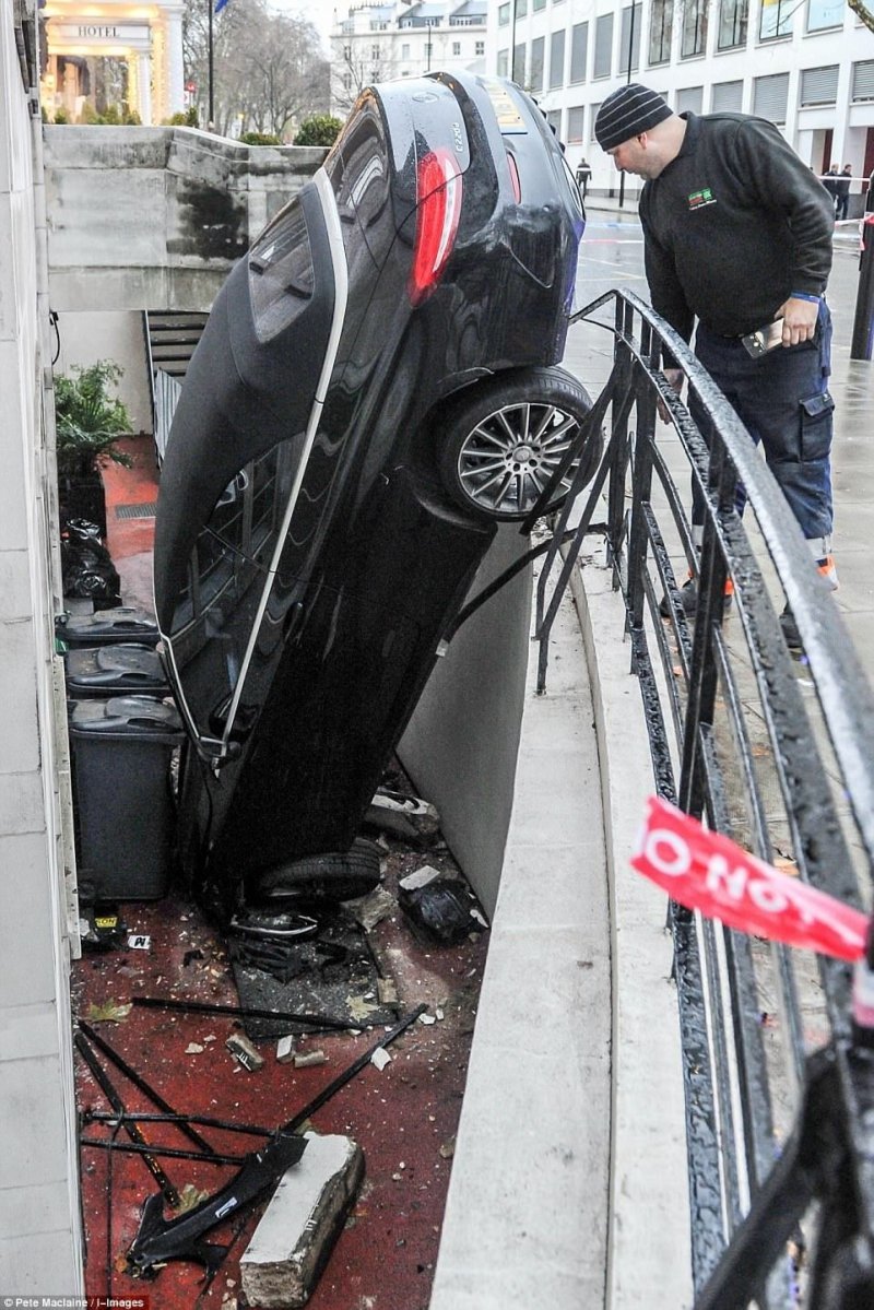 В Лондоне пьяный водитель на Мерседесе упал в подвальное помещение