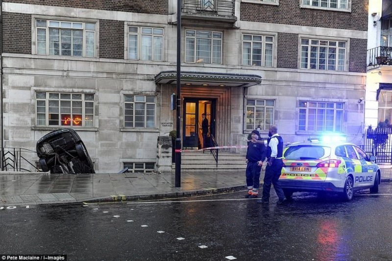 В Лондоне пьяный водитель на Мерседесе упал в подвальное помещение