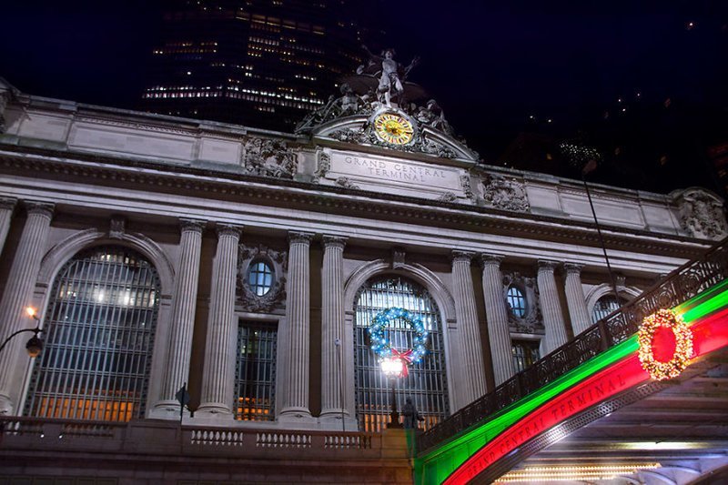 Центральный вокзал Нью-Йорка, украшенный праздничными венками