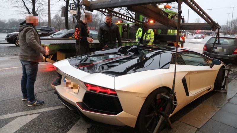Суперкар Lamborghini Aventador LP-740, на котором ехал спортсмен, оказался слишком шумным. Продолжать движение на такой машине по улицам Гамбурга было невозможно, а потому в отношении 36-летнего футболиста составили протокол, после чего машину увезли