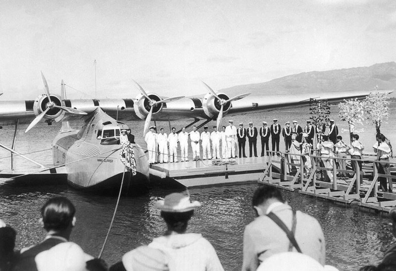 Встреча гидросамолета Martin M-130 во время его первого прибытия на Филиппины из Сан-Франциско, октябрь 1936 года