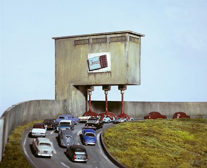 Немецкий фотограф создает миниатюрные сцены, высмеивающие современное общество