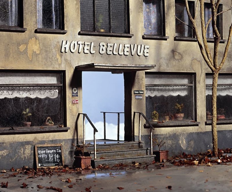 Немецкий фотограф создает миниатюрные сцены, высмеивающие современное общество