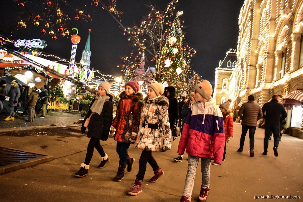 Гуляем новый год. Новогодняя прогулка. Фотосессия в Москве Новогодняя прогулка. Люди гуляют по новогоднему городу. Прогулка по предновогодней Москве.