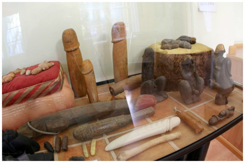 Коллекция древних фаллоимитаторов