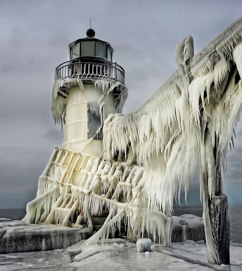 6. Замороженный маяк на озере Мичиган. (Фото: Томас Заковски)