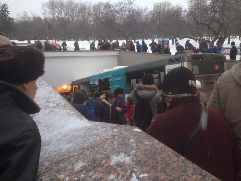 Автобус протаранил людей и упал в подземный переход в Москве