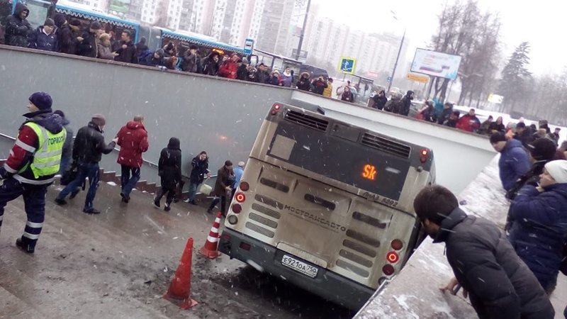 Автобус протаранил людей и упал в подземный переход в Москве
