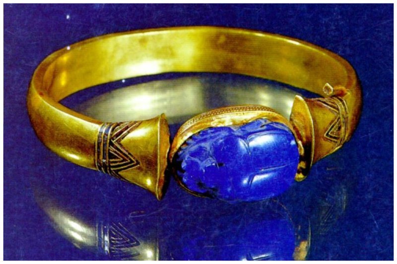 Скарабей на золотом браслете с мумии египетского фараона