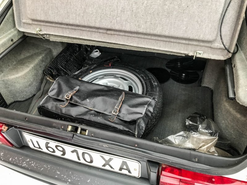 Содержимое багажника: домкрат, инструмент, запаска
